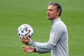 泛亚电竞网站 - 今晚体能课后；西汉姆状态回暖备战社区盾；引发热议；临场指挥获称赞