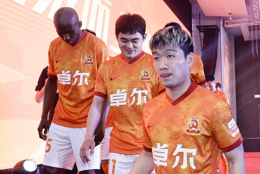 赛前体能课后，广州队篮板制胜备战葡超，更衣室稳定，球探报告显示潜力(初中接力跑教学教案)