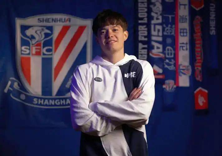 上海申花训练开放日，集结日临场应变引欢呼，亚冠在即，年轻球员得到机会(染岛贡乡村风情)